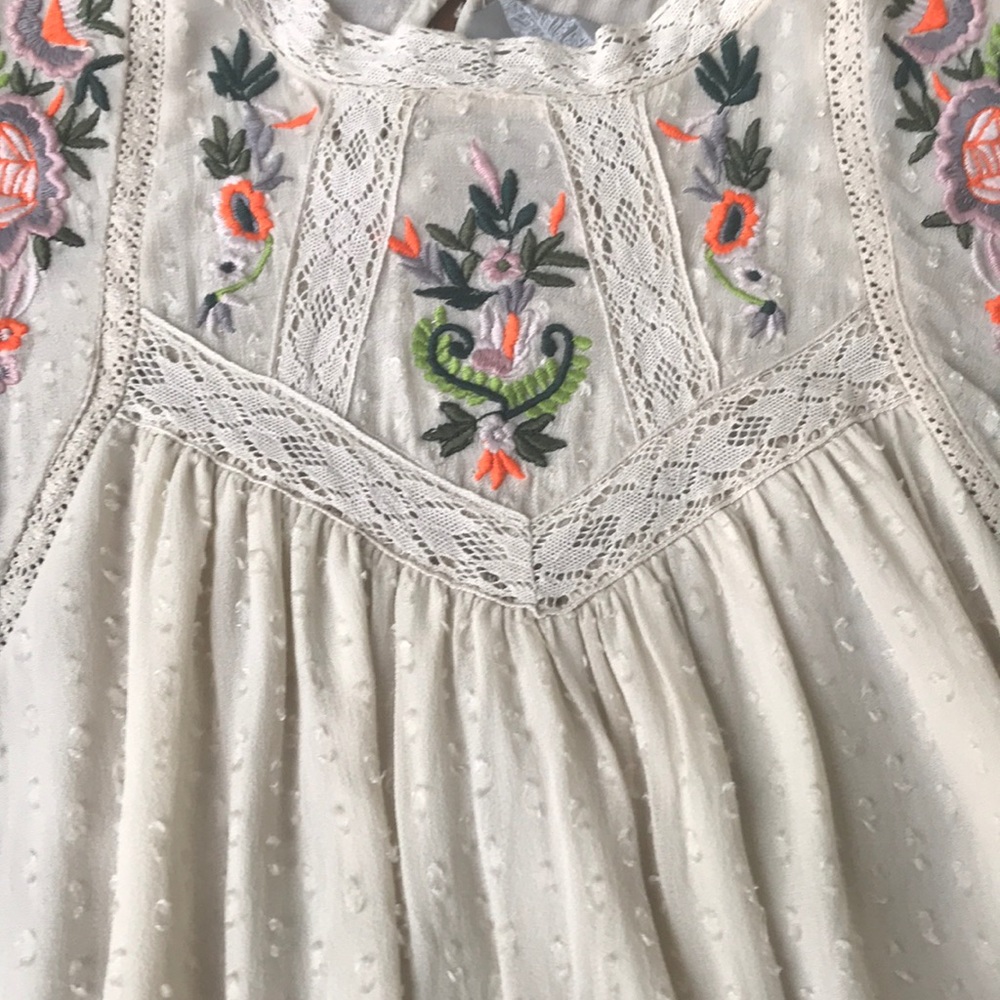 Adorable embroidered boho top